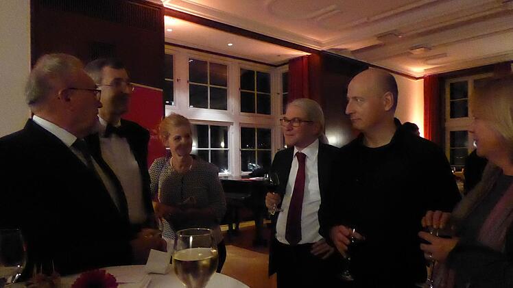 Die Kissinger hielten beim Empfang nach dem Konzert am längsten durch, und nicht nur sie: Paavo Järvi (2. von rechts) im Gespräch mit Thomas Leiner, Tilman Schlömp, Erna Buscham, Hans Otto (Leiter des Künstlerischen Managements) und Elisabeth Müller. Foto: Thomas Ahnertdes