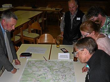 In der Projektwerkstatt in Rentweinsdorf f&uuml;llte sich die Landkarte mit den Ideen der Teilnehmer der Gespr&auml;chsgruppe zum Radwegenetz in der Baunachregion. Foto: Klemens Albert
