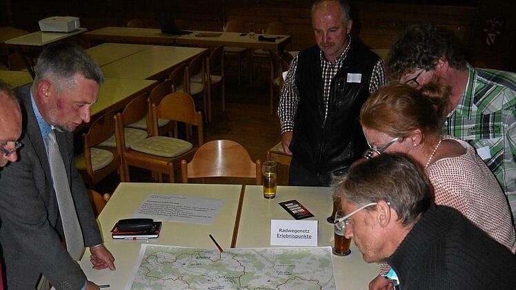 In der Projektwerkstatt in Rentweinsdorf f&uuml;llte sich die Landkarte mit den Ideen der Teilnehmer der Gespr&auml;chsgruppe zum Radwegenetz in der Baunachregion. Foto: Klemens Albert