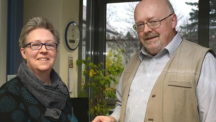 Das Diözesanbüro in Haßfurt hat eine neue "Hausherrin": Mirjam Wolf hat die Nachfolge von Rudi Langer, der nach fast drei Jahrzehnten als Leiter in den Ruhestand ging, angetreten und offiziell den Schlüssel in Empfang genommen. Der 62-Jährige hat laut Wolf einen "gut bestellten Acker" hinterlassen.Ralf Naumann
