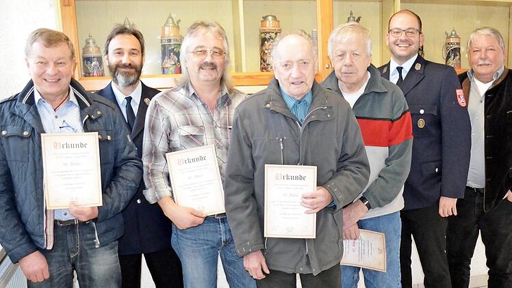 Die geehrten Mitglieder (v. l.): Jürgen Witzgall, Thomas Bierbach, Edwin Wendel, Heinz Glos mit den beiden Vorsitzenden Jens Schmitter und Jan Millitzer sowie Bürgermeister Christian Mrosek (hinten v. l.) Foto: che