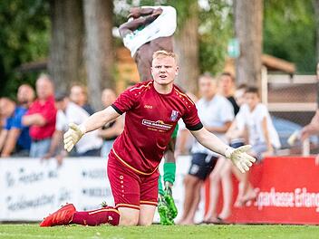Machtlos und unzufrieden: FCE-Torhüter Fabian Dellermann musste gerade das vierte Gegentor schlucken, im Hintergrund entledigt sich Torschütze Dickson Abiama seiner Oberbekleidung. Fotos: Sportfoto Zink