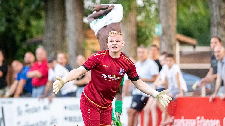 Machtlos und unzufrieden: FCE-Torhüter Fabian Dellermann musste gerade das vierte Gegentor schlucken, im Hintergrund entledigt sich Torschütze Dickson Abiama seiner Oberbekleidung. Fotos: Sportfoto Zink