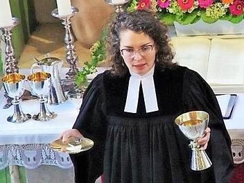 Die Geistlichen im Landkreis Kronach, hier Pfarrerin Rebekka Pöhlmann, bemühen sich nach Kräften, den Gläubigen ein würdiges Osterfest zu bereiten.  Foto: Heike Schülein