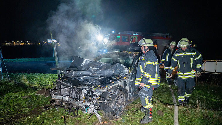 Unfall mit 625-PS-Auto im Kreis Bamberg: BMW rast in Holzhütte