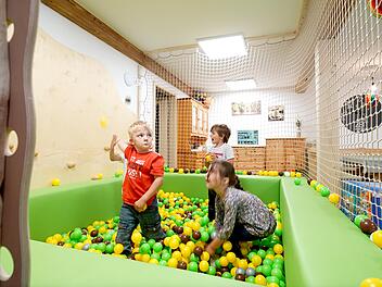 Neben vielf&auml;ltigen Kletterm&ouml;glichkeiten k&ouml;nnen sich Kinder auch im B&auml;llebad der Kinderwelt Zapfenwichtel austoben.