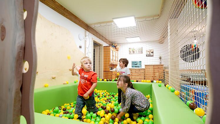 Neben vielf&auml;ltigen Kletterm&ouml;glichkeiten k&ouml;nnen sich Kinder auch im B&auml;llebad der Kinderwelt Zapfenwichtel austoben.