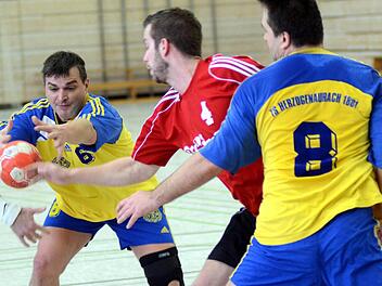 Robert Ozcanic (links) und Kreisläufer Rudi Kares (rechts) setzen die Erlanger Defensive unter Druck. Foto: herzopress