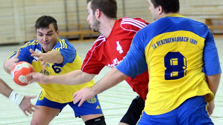 Robert Ozcanic (links) und Kreisläufer Rudi Kares (rechts) setzen die Erlanger Defensive unter Druck. Foto: herzopress