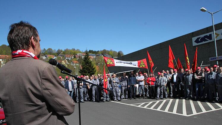 Werner Flierl von der IG Metall-Geschäftsstelle Würzburg eröffnet die Kundgebung in Bad Brückenau. Foto: Ulrike Müller