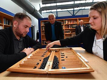 Opa Jurij beobachtet, wie seine Enkelin Anna sich beim Toguz Kumalak gegen Online-Gamer Edgar schlägt. Foto: Ronald Rinklef