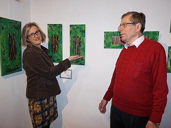 Annette Hellmich (Oberfladungen) zeigt in der Hauer'schen Galerie in der Postagentur in Bischofsheim ihre neuesten Werke. Mit im Bild ist Manfred Hauer, der sich von Annette Hellmich die neuen Werke erläutern lässt.  Foto: Marion Eckert