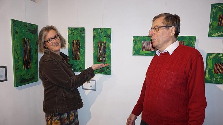 Annette Hellmich (Oberfladungen) zeigt in der Hauer'schen Galerie in der Postagentur in Bischofsheim ihre neuesten Werke. Mit im Bild ist Manfred Hauer, der sich von Annette Hellmich die neuen Werke erläutern lässt.  Foto: Marion Eckert