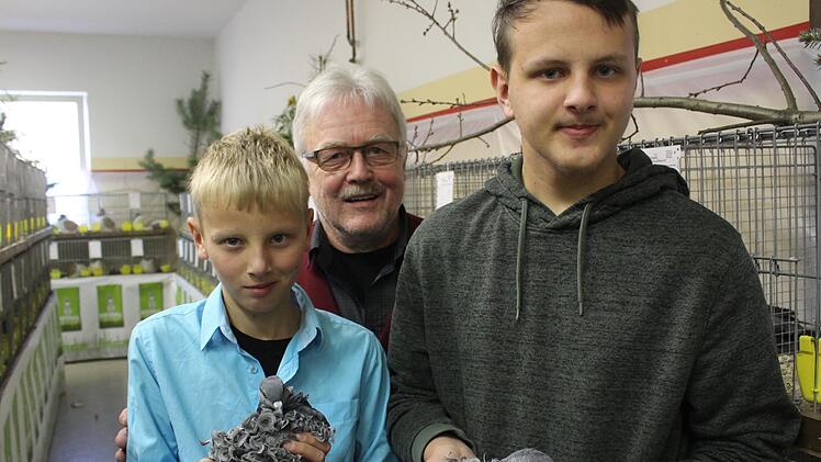 Die Br&uuml;der Jonas und Marcel Fehn eroberten den Titel des Jugendvereinsmeisters . Vorsitzender Anton Dromann gratuliert.