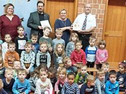 Die Kinder der "Arche Noah", mit Stefan Schunk (rechts), Gabi Etterichretz (Zweite von rechts), Pfarrer Christian Rosenzweig (Dritter von rechts), Leiterin Birgit Rottmann (links) bekamen eine tolle Auszeichnung.  Foto: Lothar Weidner