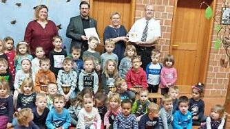 Die Kinder der "Arche Noah", mit Stefan Schunk (rechts), Gabi Etterichretz (Zweite von rechts), Pfarrer Christian Rosenzweig (Dritter von rechts), Leiterin Birgit Rottmann (links) bekamen eine tolle Auszeichnung.  Foto: Lothar Weidner