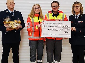 Der Kassier der Feuerwehr Wollbach, Matthias Wehner (von links), hat zusammen mit der Vorsitzenden Birgit Below (rechts) einen Scheck in H&ouml;he von 1300 Euro an die Helfer vor Ort Natascha Below und Andr&eacute; Schmitt &uuml;bergeben.  Foto: Manuel Vorndran
