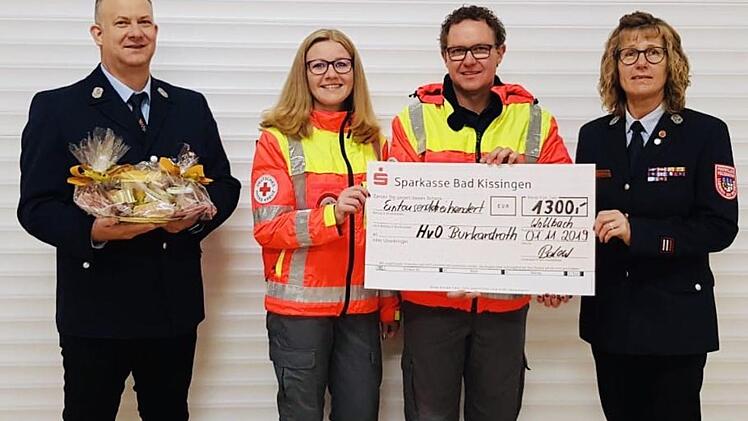 Der Kassier der Feuerwehr Wollbach, Matthias Wehner (von links), hat zusammen mit der Vorsitzenden Birgit Below (rechts) einen Scheck in H&ouml;he von 1300 Euro an die Helfer vor Ort Natascha Below und Andr&eacute; Schmitt &uuml;bergeben.  Foto: Manuel Vorndran
