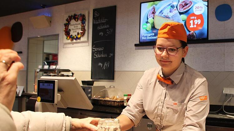 Frischkäse im Glas lässt sich Karin Schmidt im Tegut abfüllen. Foto: Ulrike Müller