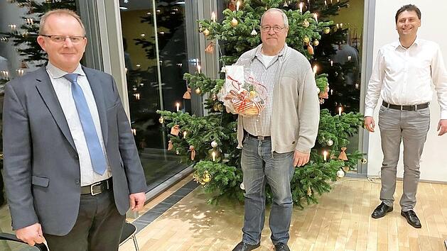 Klärwärter Dieter Hornfeck (Mitte) wurde nach 33-jähriger Tätigkeit beim Abwasserzweckverband Ölsnitz/Rodachtal verabschiedet. Für seinen eingebrachten Sachverstand dankten Verbandsvorsitzender Stefan Münch (links) und Geschäftsführer Daniel Hohberger.  Foto: Michael Wunder