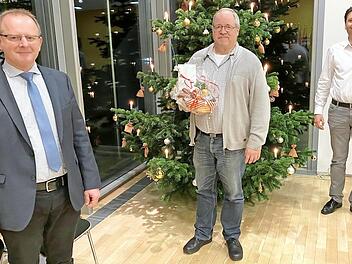 Kl&auml;rw&auml;rter Dieter Hornfeck (Mitte) wurde nach 33-j&auml;hriger T&auml;tigkeit beim Abwasserzweckverband &Ouml;lsnitz/Rodachtal verabschiedet. F&uuml;r seinen eingebrachten Sachverstand dankten Verbandsvorsitzender Stefan M&uuml;nch (links) und Gesch&auml;ftsf&uuml;hrer Daniel Hohberger.  Foto: Michael Wunder