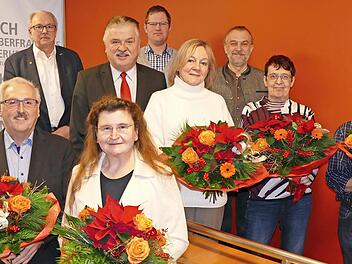 Nach der feierlichen Verabschiedung: (mit Blumen, v.l.) Heinrich Rauh, Brigitte Hebentanz, Monika Cosma, Christina Lange und Hans Will, dahinter (v. l.) Geschäftsleitender Beamter Rüdiger Köhler, Landrat Klaus Peter Söllner, Personalratsvorsitzend...