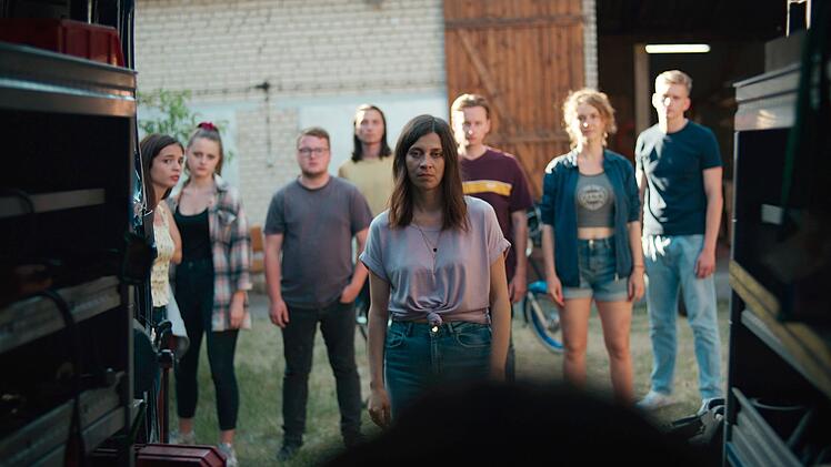 Was braut sich da zusammen? - Viele Jugendliche stehen hinter Lydia (Claudia Eisinger, vorne).