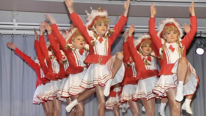 Eine Augenweide ist auch die Jugendgarde in ihren hübschen Kostümen.