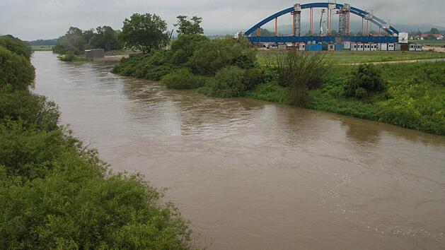 Der Main zwischen Unterzettlitz und Wiesen mit der ICE-Brückenbaustelle: Hier fehlen noch etliche Meter, bis der Fluss über die Ufer tritt. Fotos: Matthias Einwag