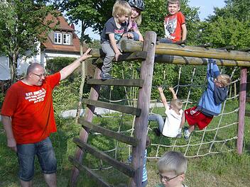 Fredy Pristownik schaut zu, wie die Kinder spielen. Fotos: Malbrich