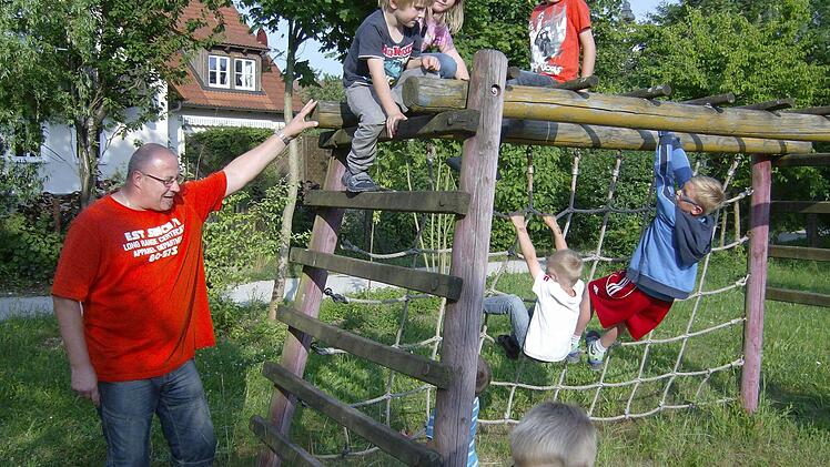 Fredy Pristownik schaut zu, wie die Kinder spielen. Fotos: Malbrich