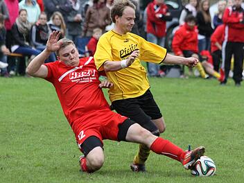 Robust geht Egloffsteins Ralf Hassler (l.) ins Tackling gegen Johannes Roth.  Fotos: Uwe Kellner