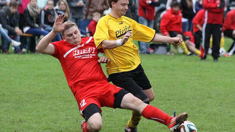 Robust geht Egloffsteins Ralf Hassler (l.) ins Tackling gegen Johannes Roth.  Fotos: Uwe Kellner