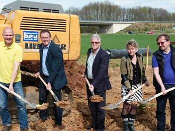 Den symbolischen Spatenstich machen (von links) Marko Rützel von der Hildburghäuser Baugesellschaft, Bürgermeister Udo Siegel, Dipl.-Ing. Ulrich Kühnel, die künftige Geschäftsleiterin der Gemeinde, Cornelia Faber-Kempf, und der Geschäftsleiter Helmut Schöttner. Foto: Lothar Weidner