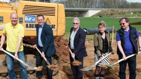 Den symbolischen Spatenstich machen (von links) Marko Rützel von der Hildburghäuser Baugesellschaft, Bürgermeister Udo Siegel, Dipl.-Ing. Ulrich Kühnel, die künftige Geschäftsleiterin der Gemeinde, Cornelia Faber-Kempf, und der Geschäftsleiter Helmut Schöttner. Foto: Lothar Weidner