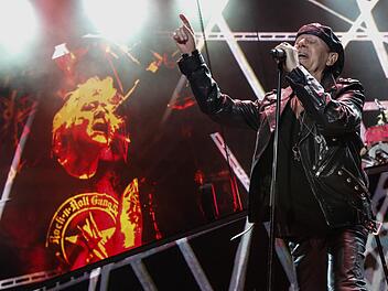 Die Lederkombi mag schon ein bisschen glatter sein als die Haut - aber die metallisch aufgebohrte Stimme von Scorpions-Sänger Klaus Meine hat in all den Jahren fast nichts von ihrer Durchschlagskraft eingebüßt. Fotos: Matthias Hoch