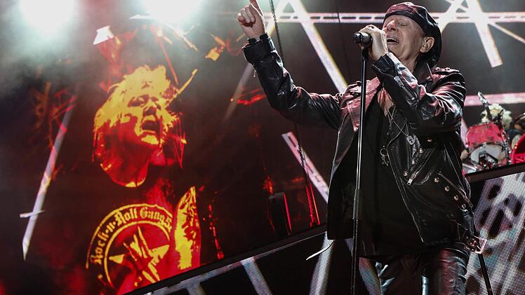 Die Lederkombi mag schon ein bisschen glatter sein als die Haut - aber die metallisch aufgebohrte Stimme von Scorpions-Sänger Klaus Meine hat in all den Jahren fast nichts von ihrer Durchschlagskraft eingebüßt. Fotos: Matthias Hoch