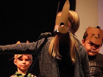 Impression aus der Vorführung der Klasse 2b: "Das Gewicht der Schneeflocke". Foto: Katharina Müller-Sanke