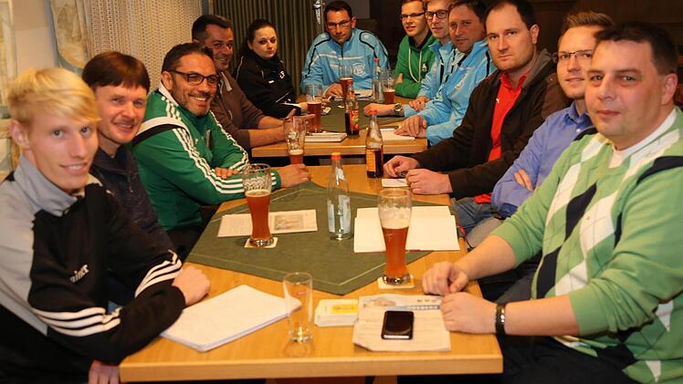 Fünf Vereine, eine Vision - eine Spielgemeinschaft für die D- bis A-Jugend. An der Sitzung nahmen teil, von links nach rechts: Jakob Förstel (Pinzberg), Klaus Friedel (Oesdorf), Jürgen Kraft (Kersbach), Reinhard Schorr (Kersbach), Eva Büttner (Oesdorf), Jörg Welker (Hausen), Matthias Zenk (Hausen), Joshua Meixner (Wimmelbach), Harald Schleicher (Wimmelbach), Thomas Stilkerich (Oesdorf), Johannes Lukas (Hausen) und Helmut Leidner (Pinzberg).  Foto: Franz Galster