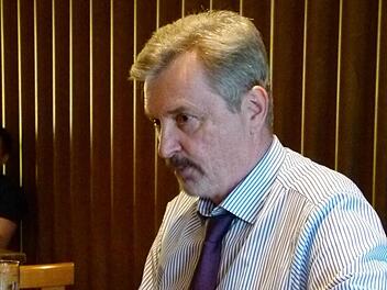 Schulamtsdirektor Werner Löffler sagte den Eltern, dass er sich nach den Vorgaben des Kultusministeriums richten müsse. Foto: Lothar Weidner