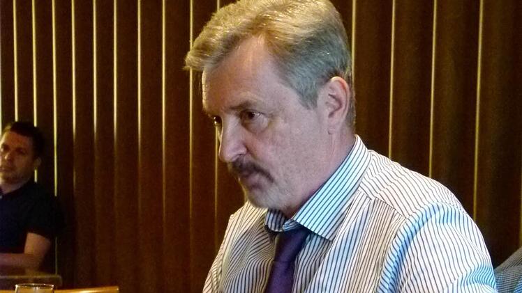 Schulamtsdirektor Werner Löffler sagte den Eltern, dass er sich nach den Vorgaben des Kultusministeriums richten müsse. Foto: Lothar Weidner