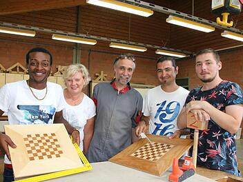 Klassleiterin Doris Peter (2. von links) und Fachlehrer Wolfgang Miller (Mitte) macht die Arbeit mit Flüchtlingen wie (von links) Lucky Okojie, Ali Musawy und Islam Ibragimov viel Spaß. "Das sind alles liebe Jungs", sagt Miller. Foto: Ralf Ruppert