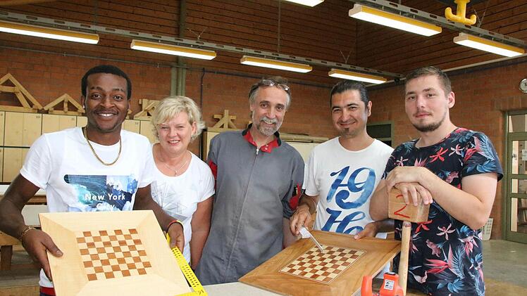 Klassleiterin Doris Peter (2. von links) und Fachlehrer Wolfgang Miller (Mitte) macht die Arbeit mit Flüchtlingen wie (von links) Lucky Okojie, Ali Musawy und Islam Ibragimov viel Spaß. "Das sind alles liebe Jungs", sagt Miller. Foto: Ralf Ruppert