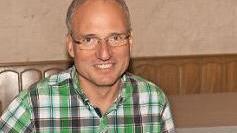 Martin Eck, begeisterter Schlagzeuger und Sänger, hat mit Musikfreunden eine CD mit dem Titel "Jesus lebt!" mit selbst geschriebenen modernen, geistlichen Liedern herausgegeben. Foto: Ulrike Langer