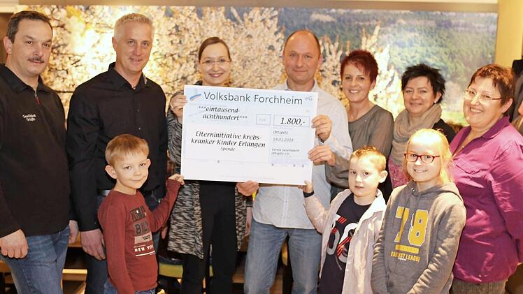 Kerstin und Roland Zocher (Mitte) sowie Max Kern (Zweiter von links) mit Ausstellern bei der der Spendenübergabe des Geselligkeitsvereins Ortspitz  Foto: Franz Galster