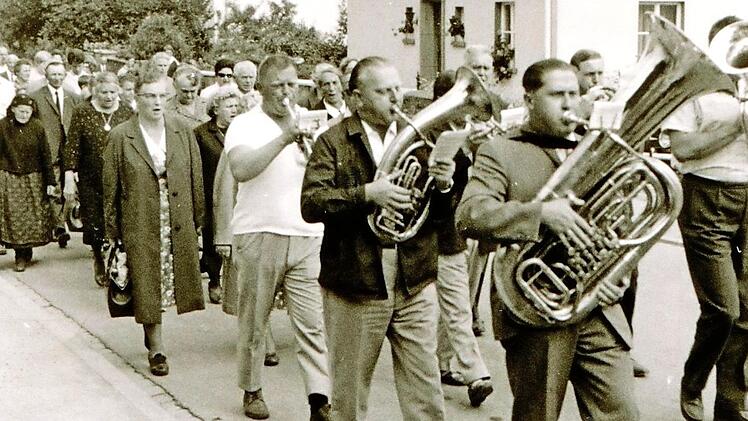 Auch in den 1960er Jahren ging es mit musikalischer Begleitung durch die Straßen. Foto: Archiv Helmut Fischer