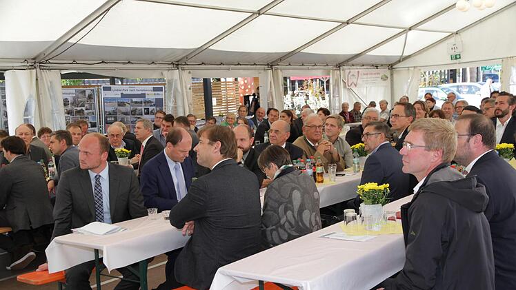 Auf der Eröffnungsfeier im  Lindner-Park Foto: Mathias Erlwein