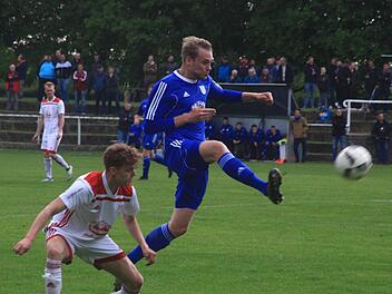 Philipp Bott ist einen Schritt schneller am Ball als der Gerolzhöfer Jakob  Schmidt.Johannes Wolf