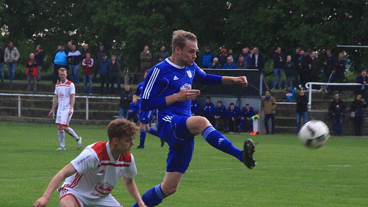 Philipp Bott ist einen Schritt schneller am Ball als der Gerolzhöfer Jakob  Schmidt.Johannes Wolf