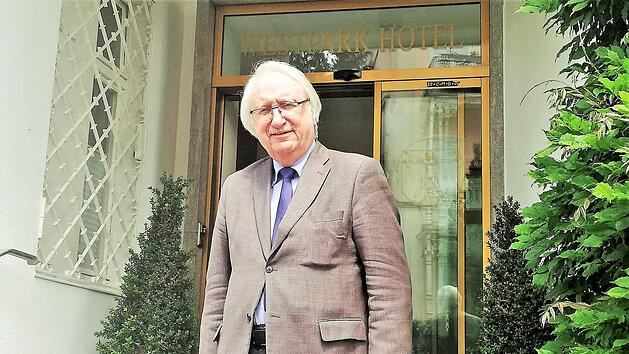 BHG-Bezirksvorsitzender Heinz Stempfle vor seinem Westpark-Hotel in Bad Kissingen. Am Samstag, 6. Juli, feiert der Hotelier seinen 80. Geburtstag.Sigismund von Dobschütz